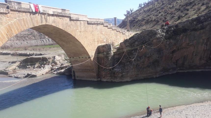 Tarihi Cendere K&ouml;pr&uuml;s&uuml;nde tatbikat