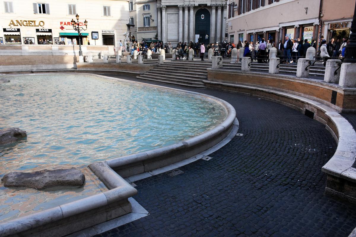 Koronavir&uuml;s karantinası İtalya sokaklarını boş bıraktı