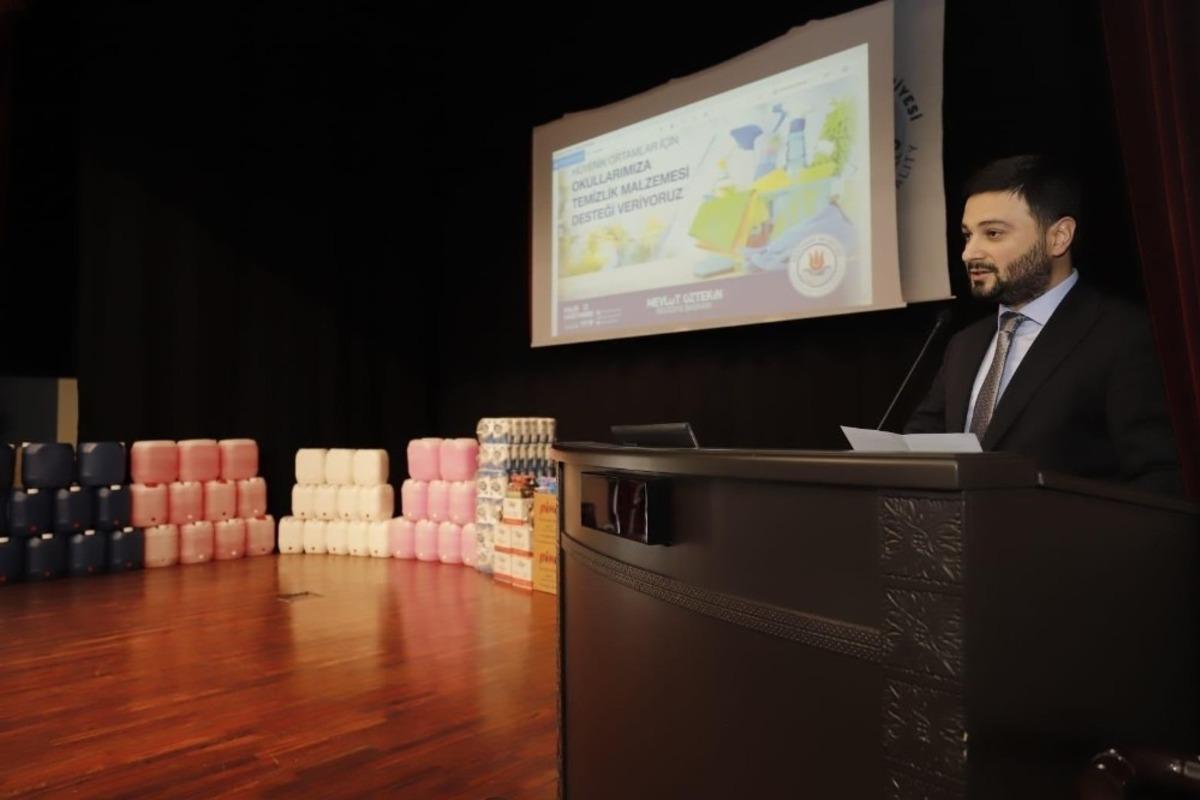 Kağıthane&rsquo;de korona vir&uuml;se karşı 80 okula hijyen malzemesi dağıtıldı