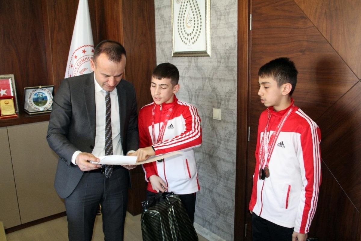 Ağrı Milli Eğitim M&uuml;d&uuml;r&uuml; Tekin başarılı sporcuları kabul etti