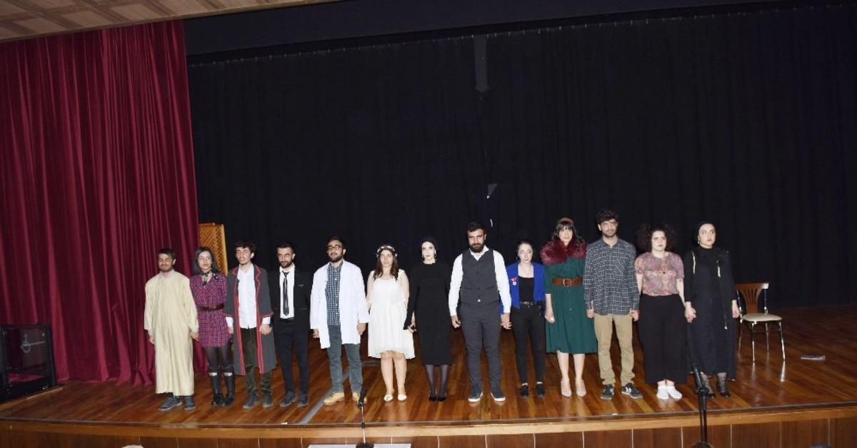 D&Uuml;&rsquo;de kısa tiyatro oyunları sergilendi