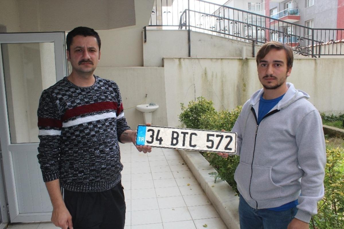 K&ouml;peğe &ccedil;arpıp ka&ccedil;an s&uuml;r&uuml;c&uuml; plakayı yerde unuttu