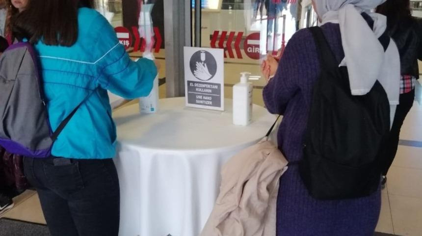 Sakarya&rsquo;da AVM&rsquo;den dezenfektanlı korona &ouml;nlemi