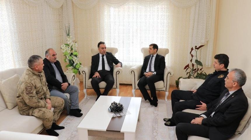 Vali Oktay Çağatay, şehit Uzman Çavuş Eren Öztürk’ün ailesini ziyaret etti