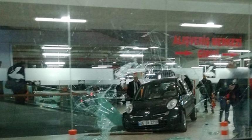 Avcılar&rsquo;da otoparkta kaza! S&uuml;r&uuml;c&uuml; AVM&rsquo;ye daldı
