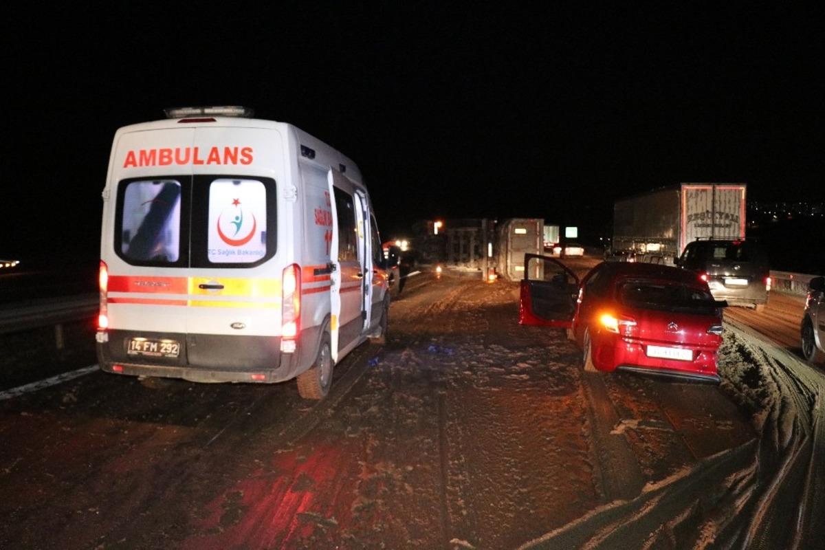 TEM&rsquo;de &ouml;n&uuml;ndeki otomobile &ccedil;arpan g&uuml;bre y&uuml;kl&uuml; kamyon devrildi