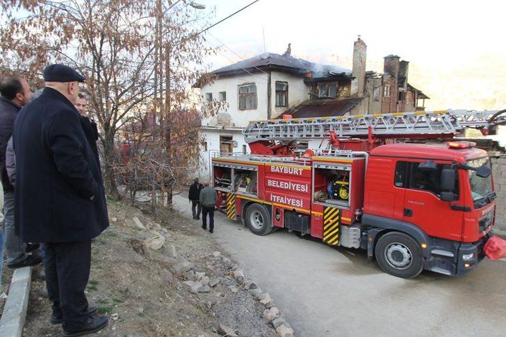 Evin çatısında çıkan yangın paniğe neden oldu G1