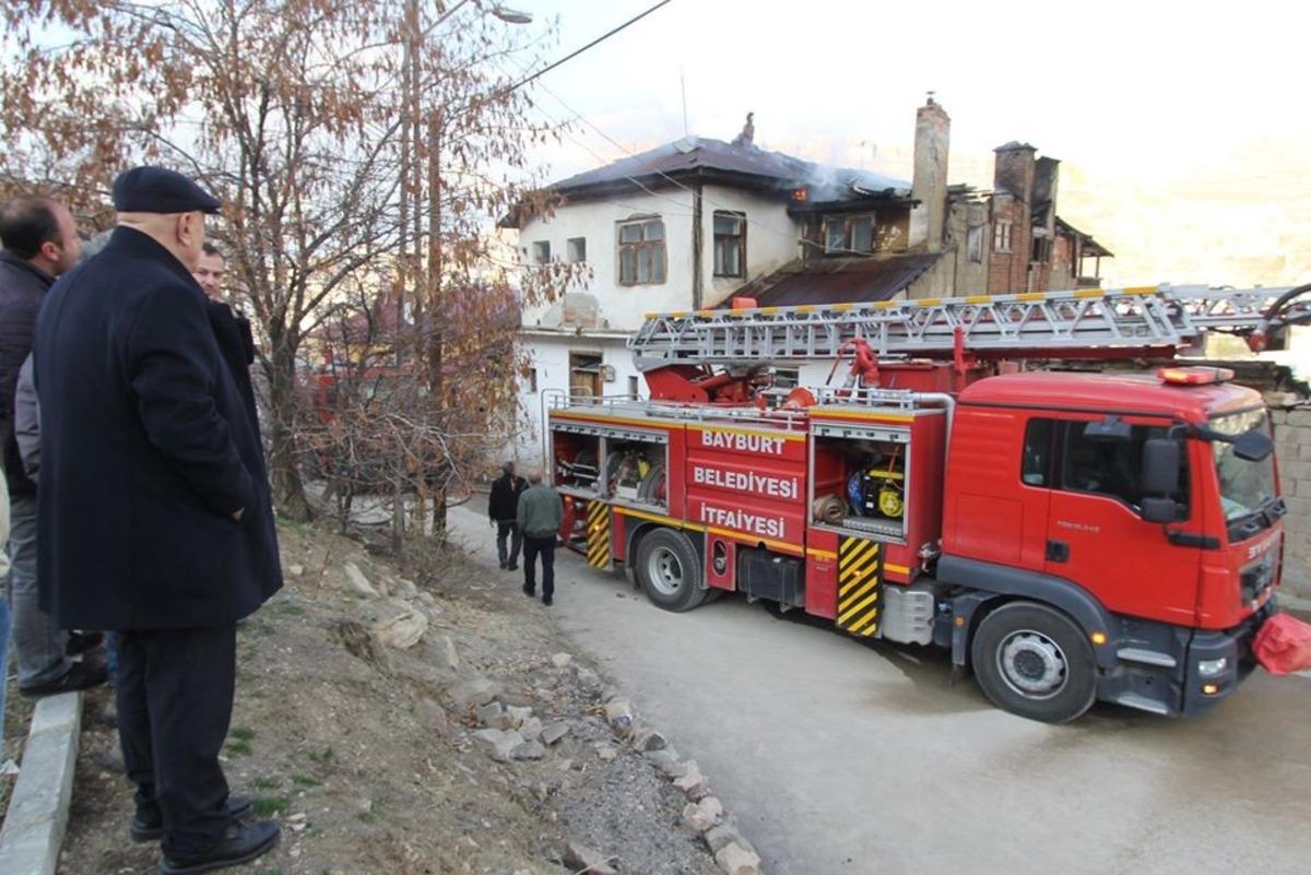 Evin &ccedil;atısında &ccedil;ıkan yangın paniğe neden oldu