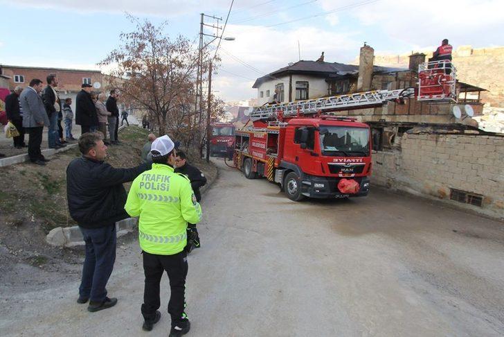 Evin çatısında çıkan yangın paniğe neden oldu G3