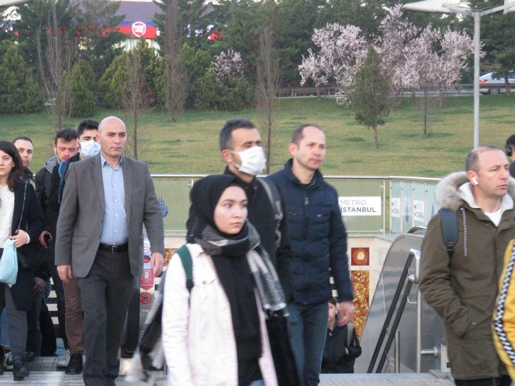 İstanbulluların koronavirüse karşı toplu ulaşımda maskeli önlemi G1