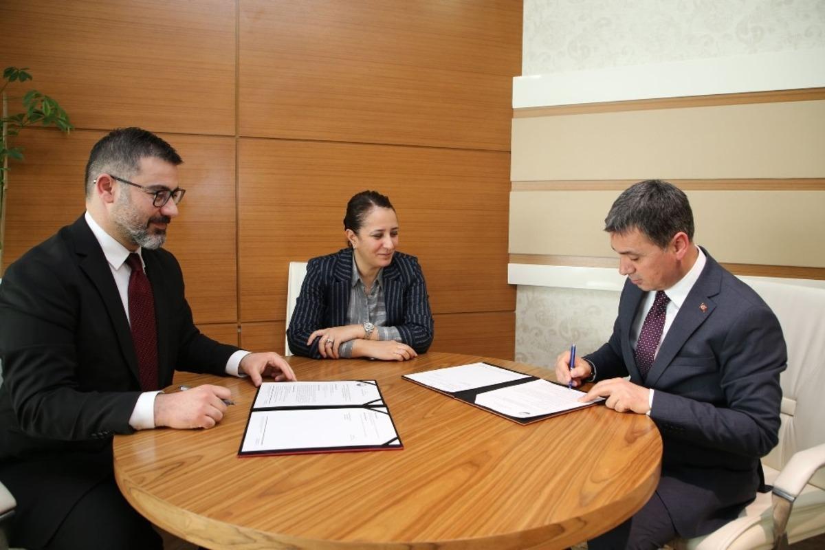 G&ouml;lbaşı&rsquo;na yapılacak 32 derslikli okulun protokol&uuml; imzalandı