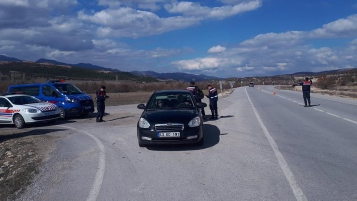 Jandarmadan ara&ccedil;ta sigara i&ccedil;en s&uuml;r&uuml;c&uuml;ye ceza