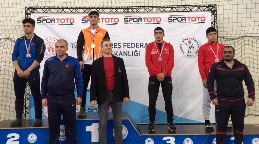 Sivaslı g&uuml;reş&ccedil;iler 3 madalya kazandı