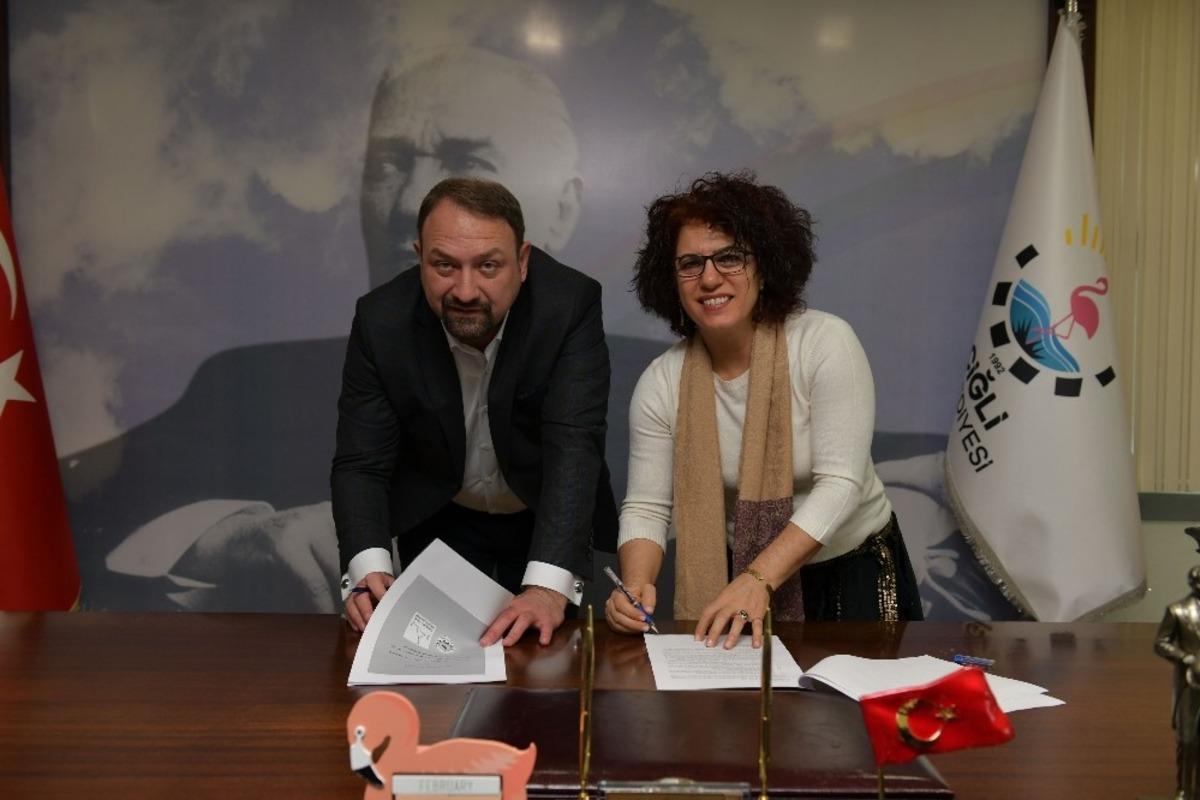 Başkan G&uuml;mr&uuml;k&ccedil;&uuml;, kadınlar i&ccedil;in iki protokole daha imza attı