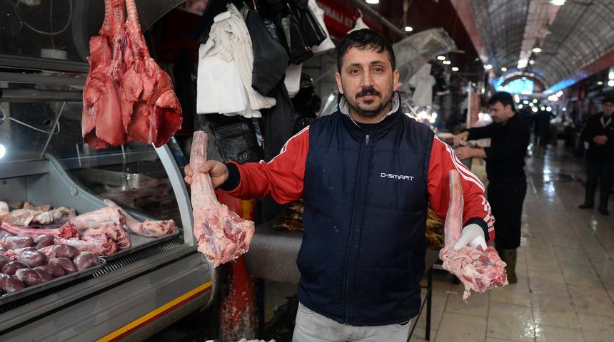Adana'da dana kellesine yoğun ilgi