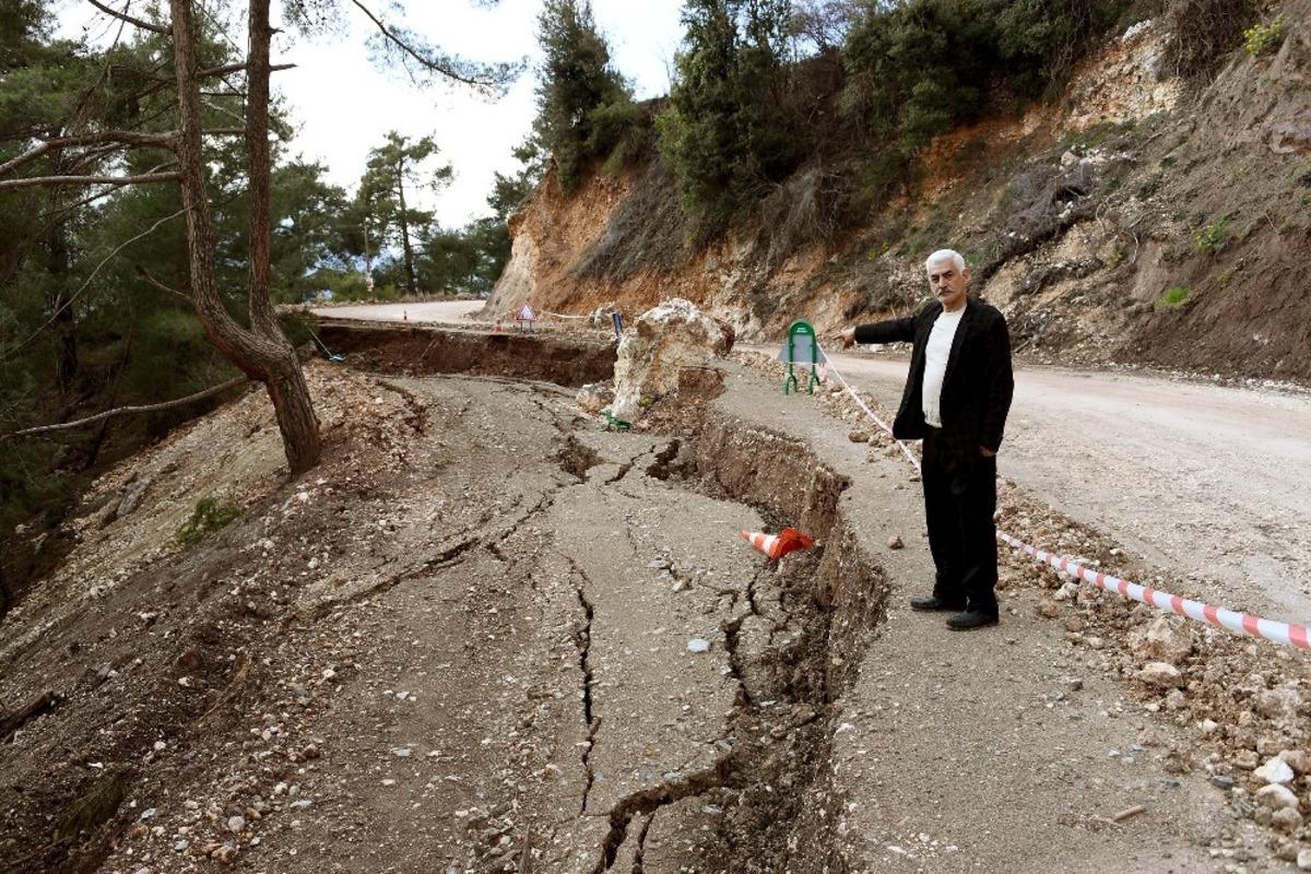 Eredmil&rsquo;de heyelanda zarar g&ouml;ren yollar onarılıyor