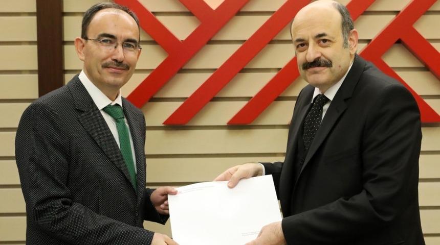 Rekt&ouml;r Beydemir mazbatasını aldı