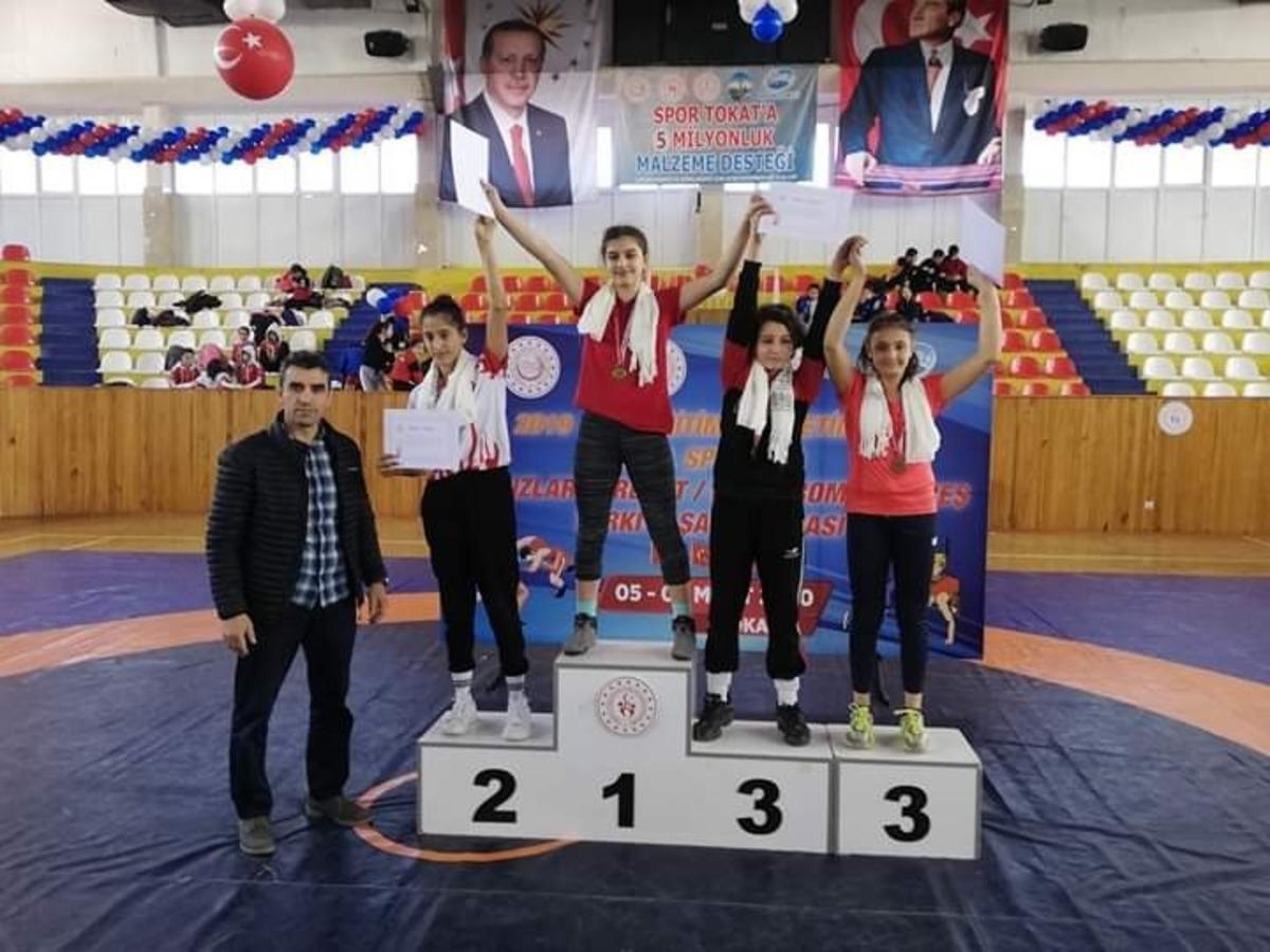 Uşaklı g&uuml;reş&ccedil;i kızlar elleri boş d&ouml;nmedi