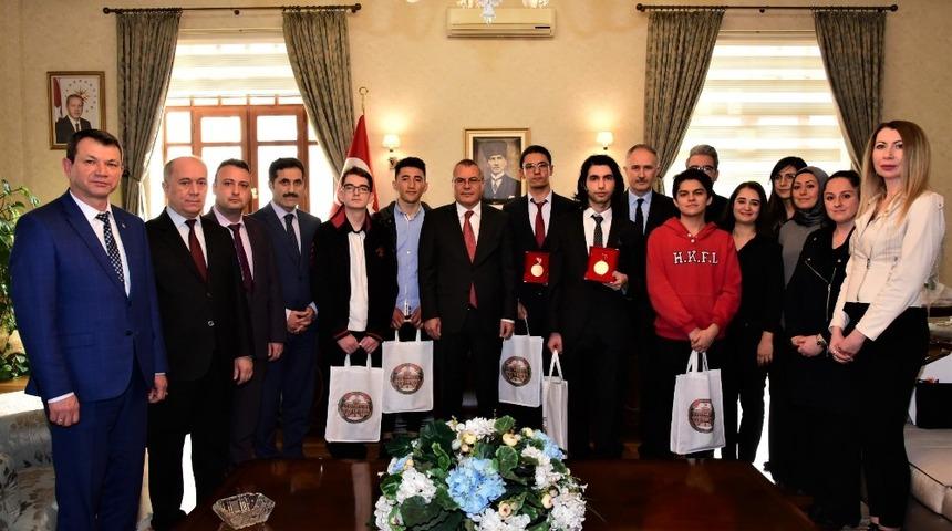 Vali Deniz, geleceğin bilim insanlarını &ouml;d&uuml;llendirdi