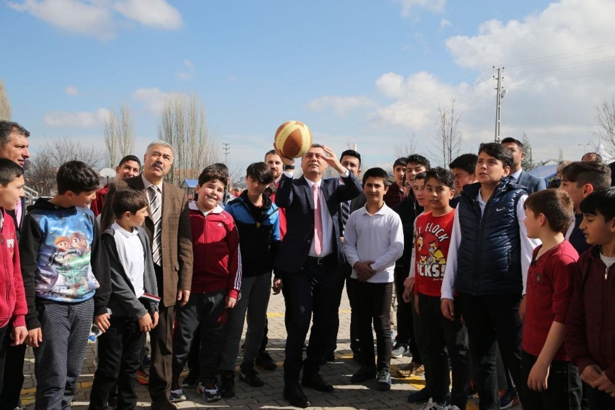 Milli sporcular G&ouml;lbaşı&rsquo;nda &ouml;ğrencilerle buluştu