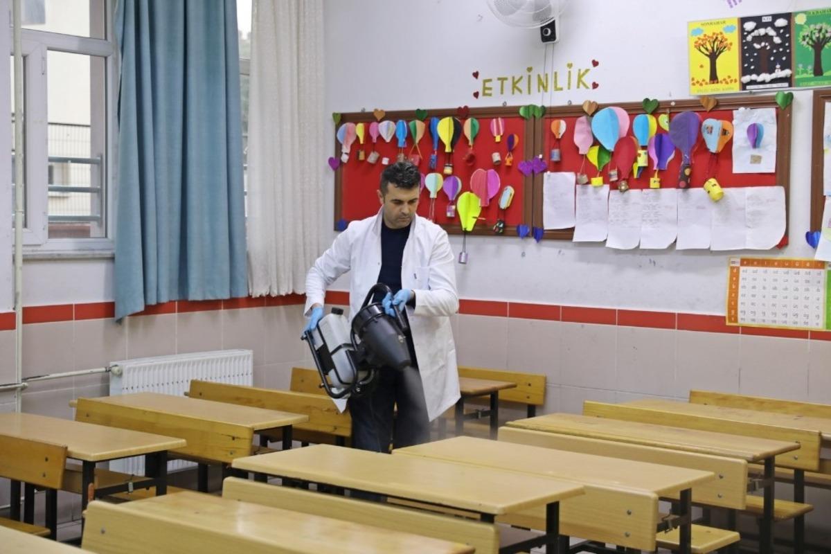 Akhisar&rsquo;da okullar vir&uuml;s tehdidine karşı dezenfekte ediliyor