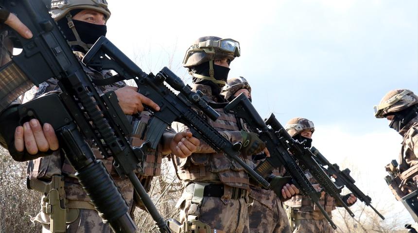 Yunanistan'ın g&ouml;&ccedil;menleri zorla geri itmelerine &ouml;zel harekat polisleri set oluyor