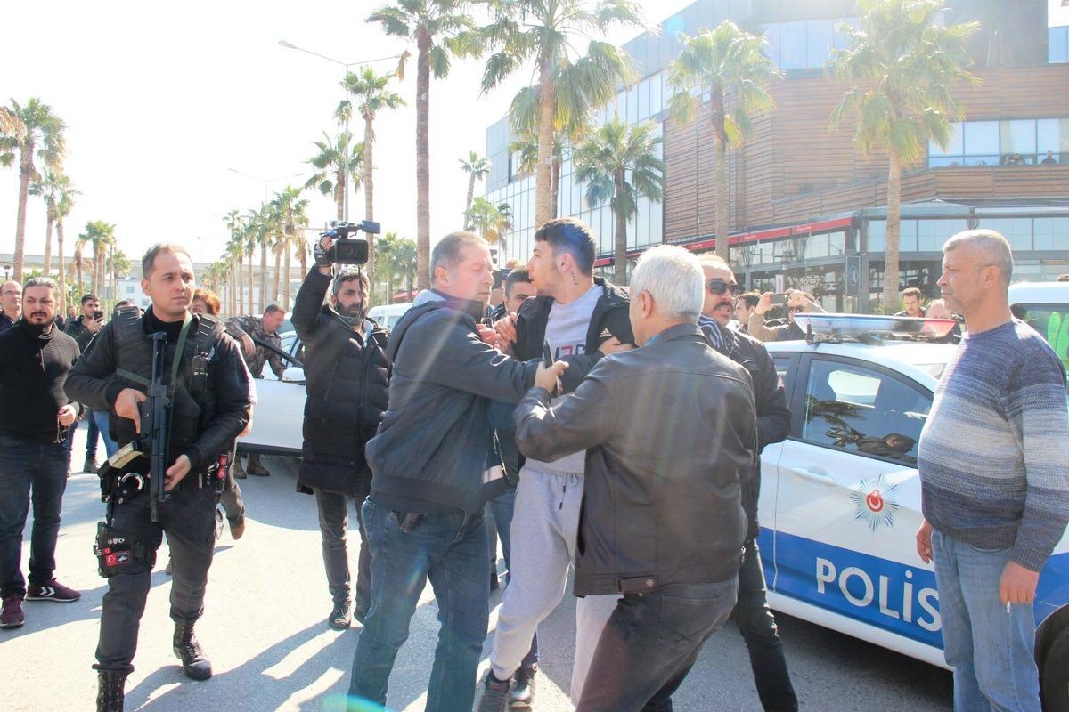 Son dakika haberleri: İzmir'deki AVM'de silah sesleri! AVM boşaltıldı