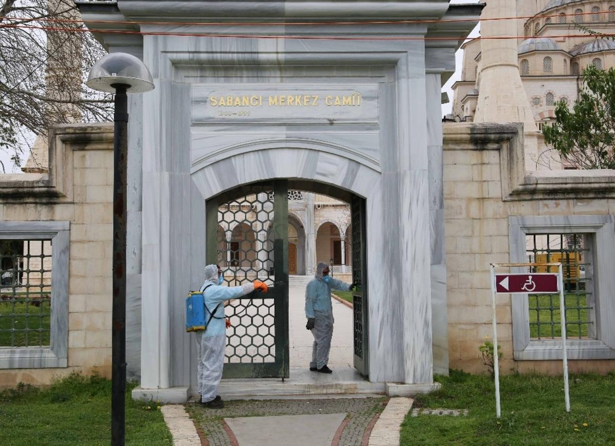 Merkez Camisi korona vir&uuml;se karşı ila&ccedil;landı
