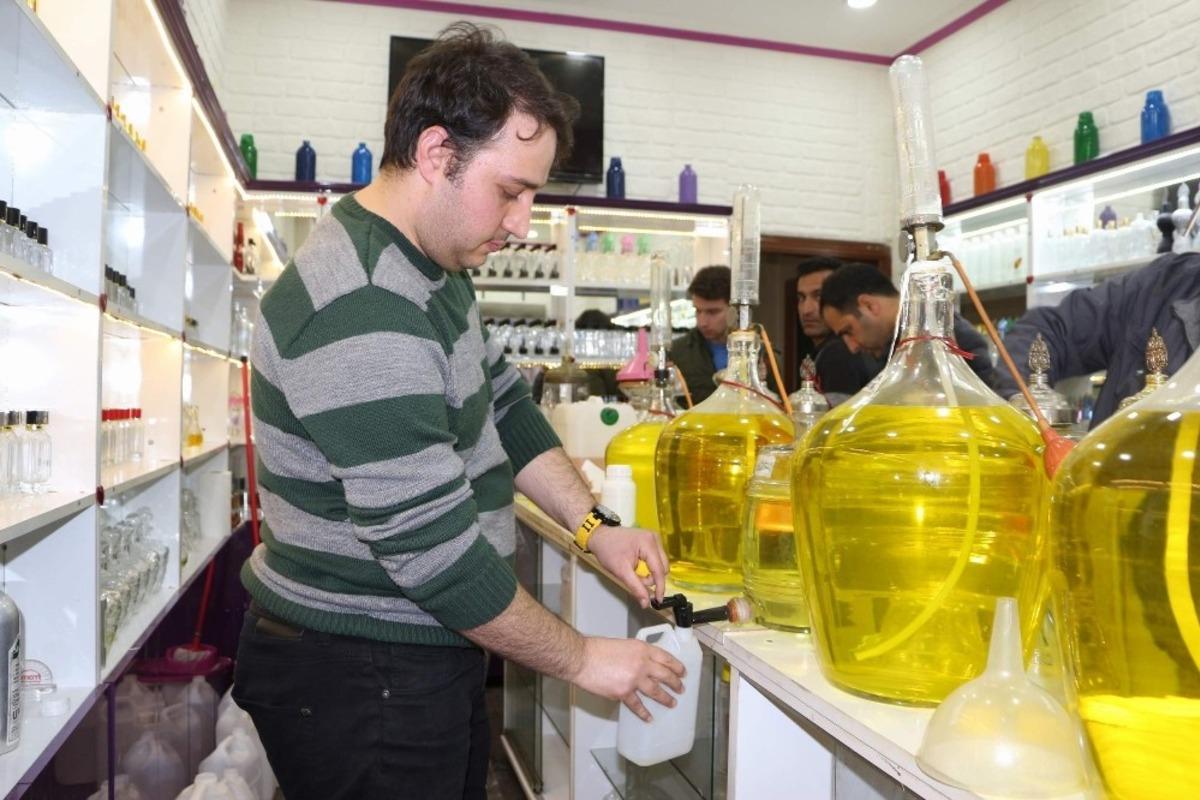 Siirtliler kolonya almak i&ccedil;in sıraya girdi