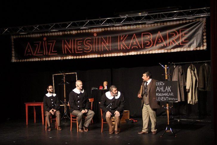 Aziz Nesin Kabare oyunu seyirciyle buluştu G1