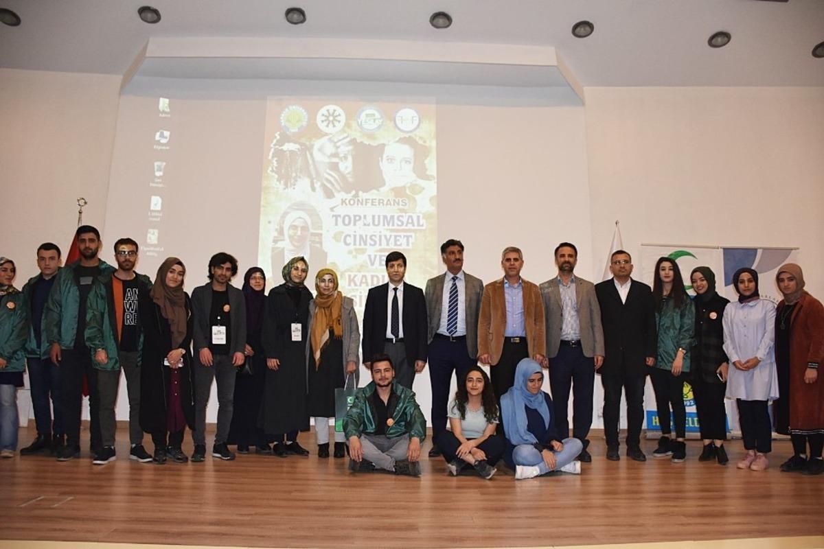Yazar Cihan Aktaş HR&Uuml;&rsquo;de konferans verdi