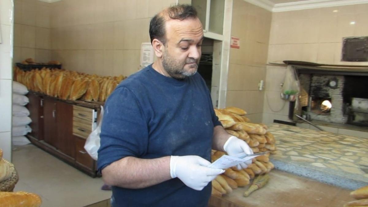 &Ouml;ğrencilerden esnafa &lsquo;korona&rsquo; broş&uuml;r&uuml;