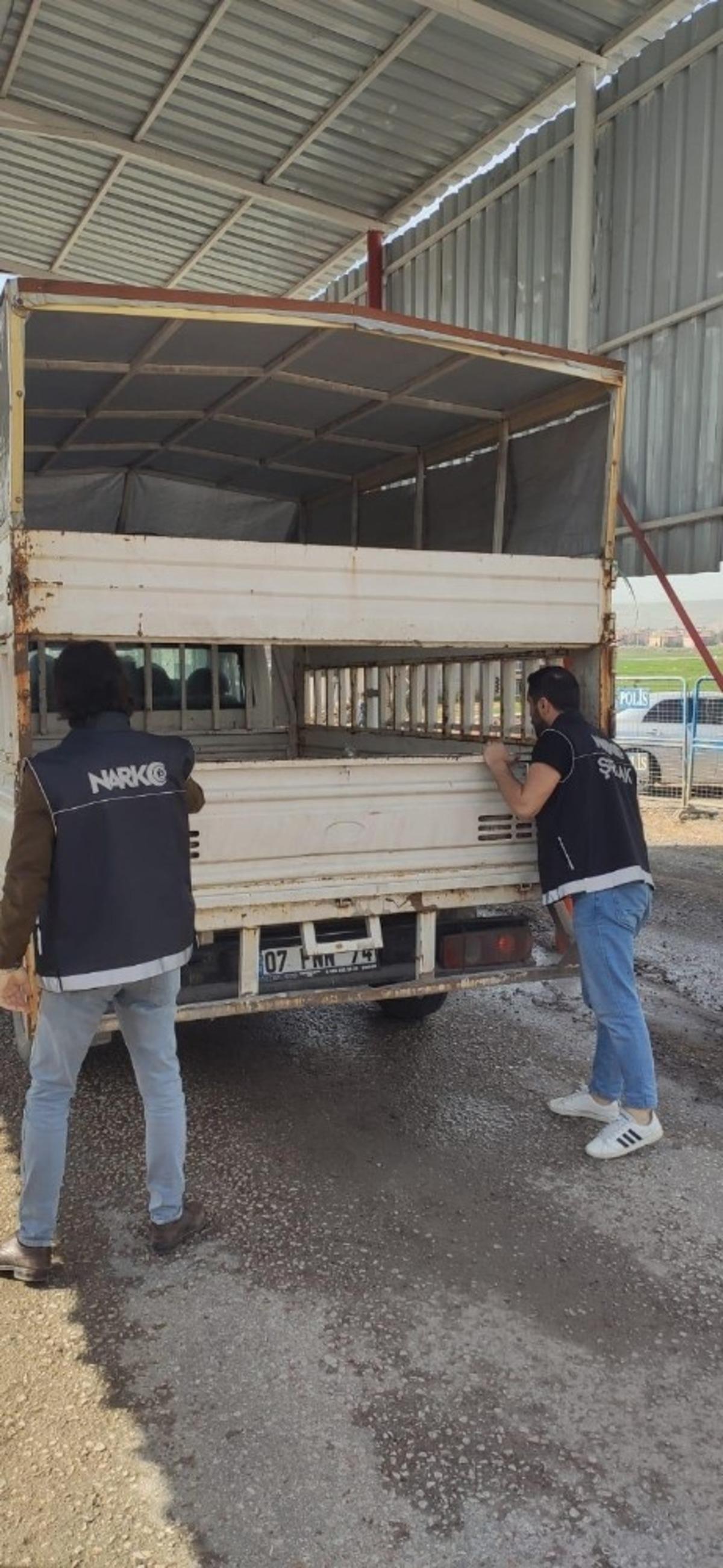 Cizre&rsquo;de uyuşturucu denetimleri s&uuml;r&uuml;yor