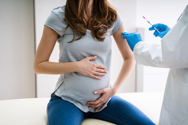  Koronavirüs hamilelikte anneden bebeğe bulaşır mı?