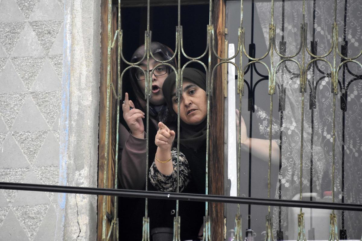 Yıkıma direnen anne ve kızı, kendilerini eve kilitledi