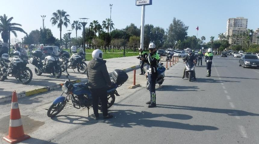 Mersin&rsquo;de kask takmayan motosikletlilere uygulama artırıldı