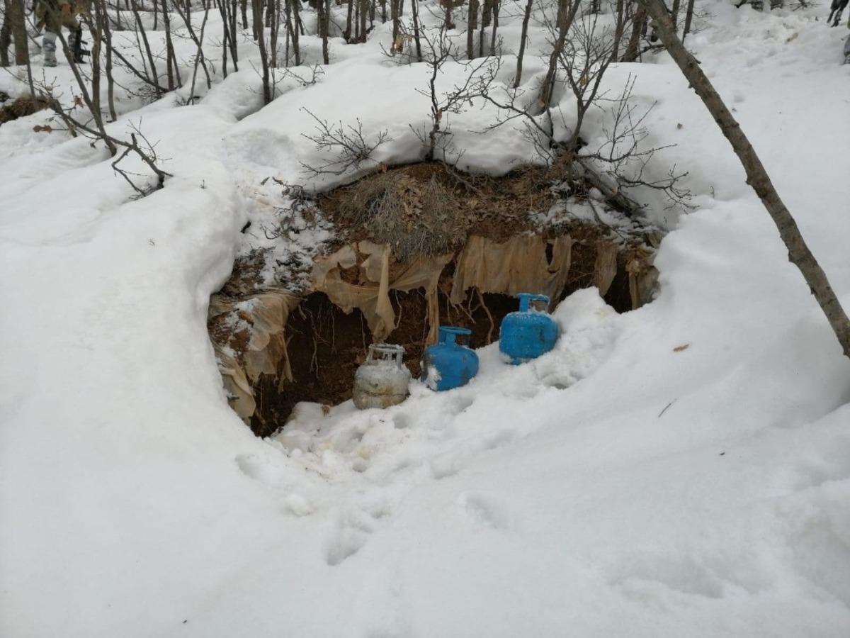 Ter&ouml;r &ouml;rg&uuml;t&uuml;nce araziye gizlenmiş malzemeler ele ge&ccedil;irildi