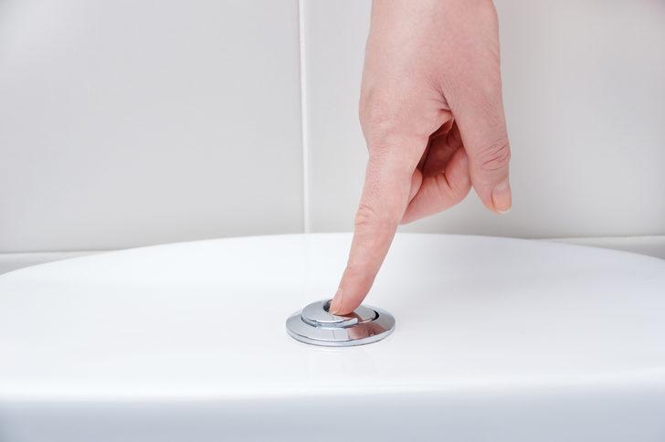 REZERVUAR DÜĞMESİNE PARMAK UCUYLA BASMAK