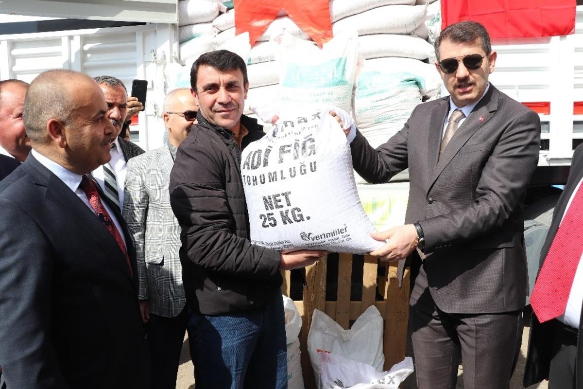 Sivas&rsquo;ta &ccedil;ift&ccedil;ilere tohum dağıtıldı