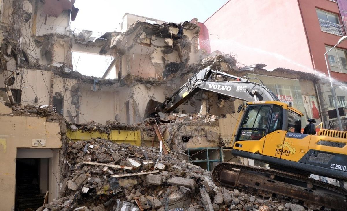 Akdeniz&rsquo;de &ccedil;&ouml;kme riski olan 3 katlı bina kontroll&uuml; şekilde yıkıldı