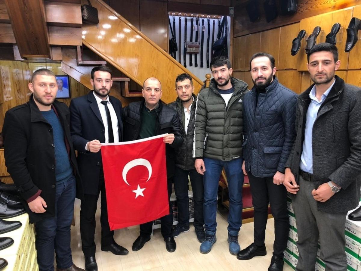 Battalgazi&rsquo;de bayrak dağıtımı