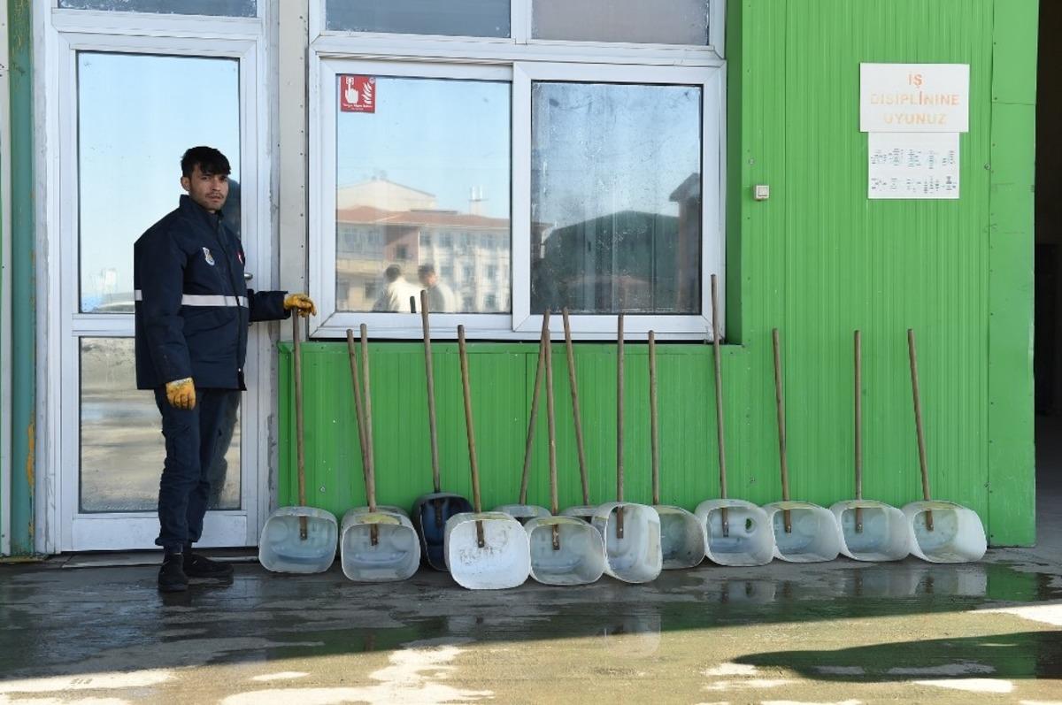 Tarsus&rsquo;ta plastik bidonlardan faraşa d&ouml;n&uuml;ş&uuml;yor