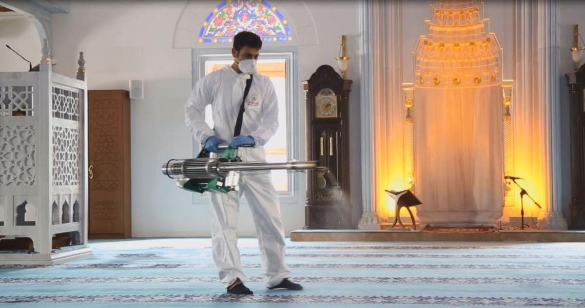 Ataşehir Belediyesi okulları, ibadethaneleri ve parkları mikrop ve vir&uuml;slere karşı ila&ccedil;lıyor