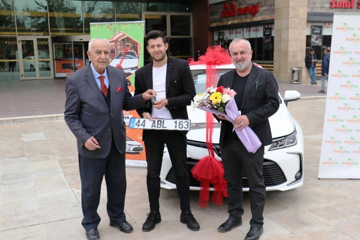 600 TL&rsquo;lik alışveriş ile 200 bin TL değerindeki aracı kazandı