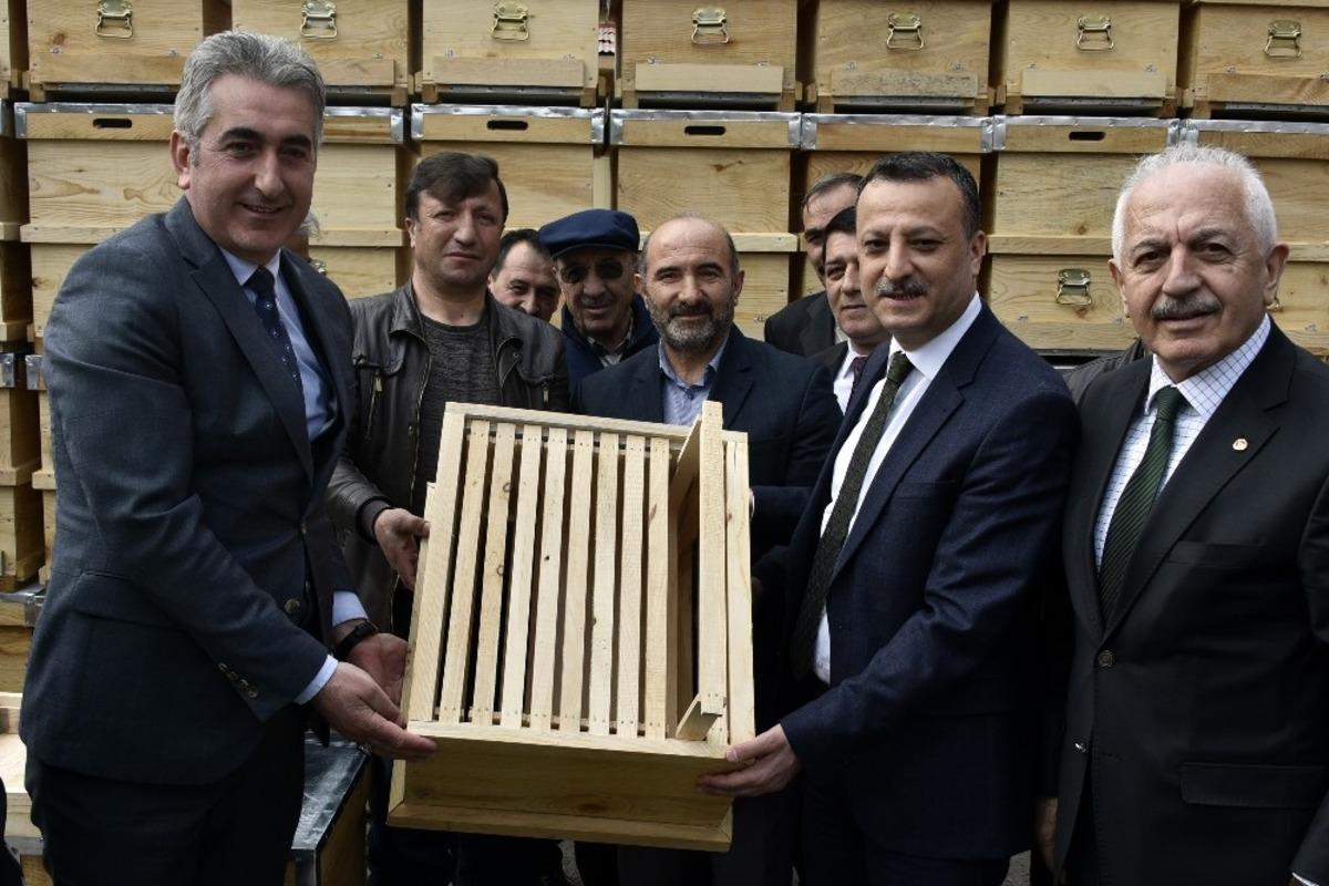 G&uuml;m&uuml;şhane&rsquo;de arıcılara 860 adet organik kovan dağıtıldı