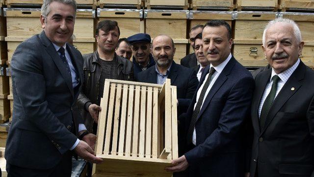 Gümüşhane’de arıcılara 860 adet organik kovan dağıtıldı