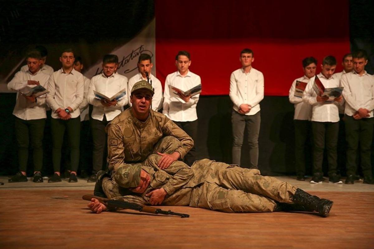 Lise &ouml;ğrencileri, &lsquo;İstiklal Marşı&rsquo; oratoryosu sahneledi