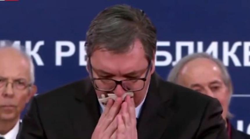 Sırbistan Cumhurbaşkanı Vucic, koronavirüs açıklaması yaparken öksürük krizine girdi!
