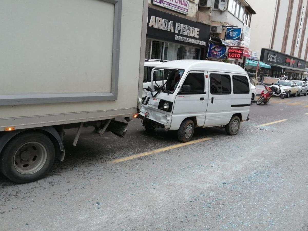 Telefonunu d&uuml;ş&uuml;r&uuml;nce kaza yaptı