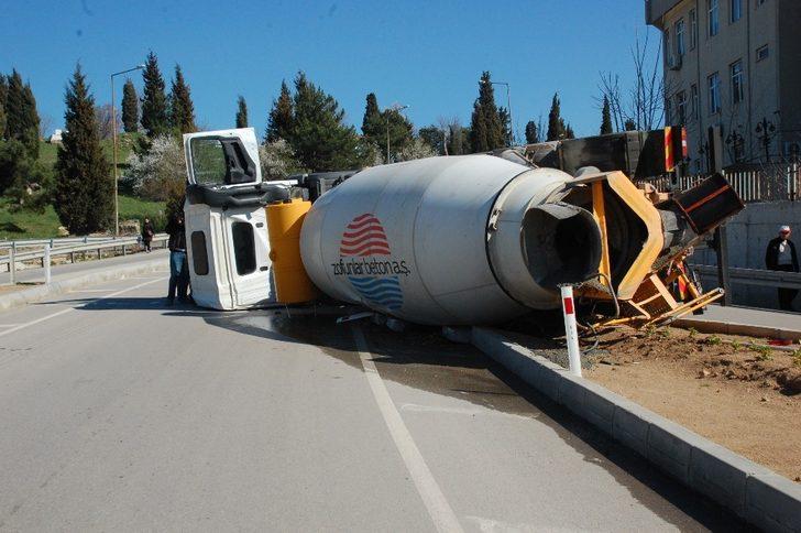 Beton mikseri devrildi, sürücüyü emniyet kemeri kurtardı G1